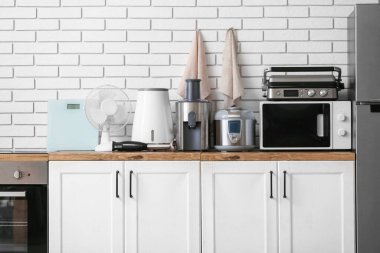 Mutfakta peçeteli farklı modern ev aletleri.