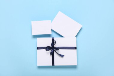 Mavi arkaplanda fiyonklu boş kartlar