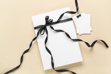 Bej arka planda siyah yay ile boş kart