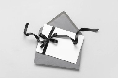 Siyah zemin üzerinde siyah yay ve zarf olan boş kart