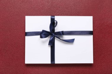 Kırmızı zemin üzerinde mavi fiyonk olan boş kart