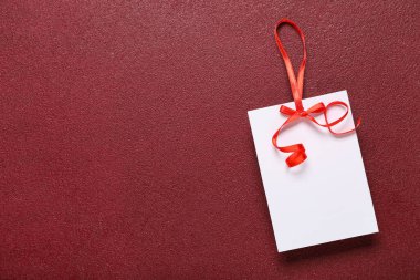 Kırmızı zemin üzerinde fiyonk olan boş kart