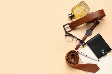 Bej arka planda farklı erkek aksesuarları