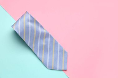 Renkli arkaplanda şık çizgili kravat