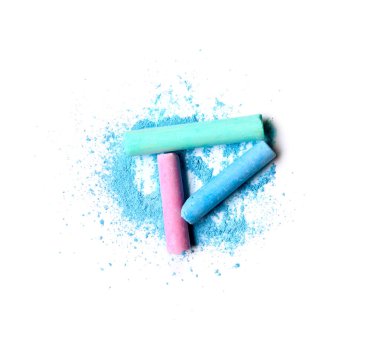 Beyaz arkaplanda ezilmiş pigmentleri olan renkli tebeşirler