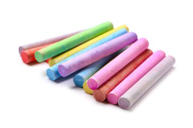 Beyaz arkaplanda birçok renkli tebeşir