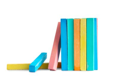 Beyaz arkaplanda birçok renkli tebeşir