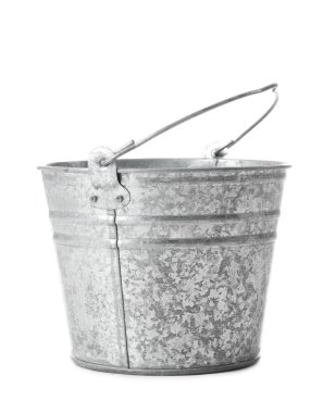 Beyaz arkaplanda galvanize metal kova