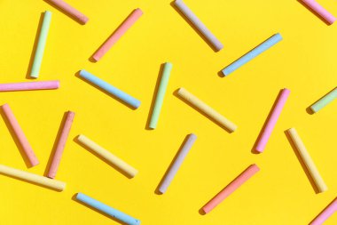 Sarı arkaplanda renkli tebeşir parçalarıyla kompozisyon