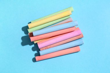 Mavi arkaplanda farklı tebeşir parçaları