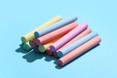 Mavi arkaplanda farklı tebeşir parçaları