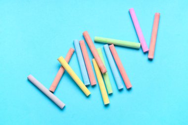 Mavi arkaplanda farklı tebeşir parçaları