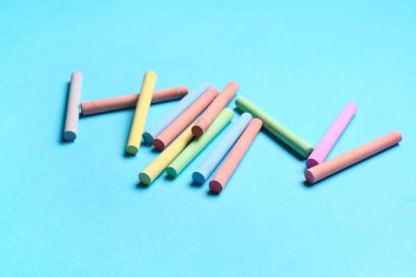 Mavi arkaplanda farklı tebeşir parçaları