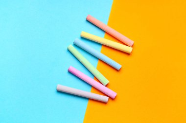 Renk arkaplanındaki renkli tebeşir parçaları