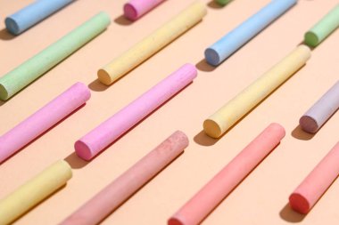 Bej arkaplanda renkli tebeşir parçaları olan kompozisyon, yakın plan