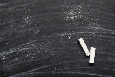 Tahtada beyaz tebeşirler, yakın plan.