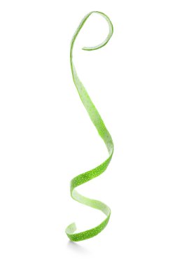 Beyaz arkaplanda taze kireç kabuğu