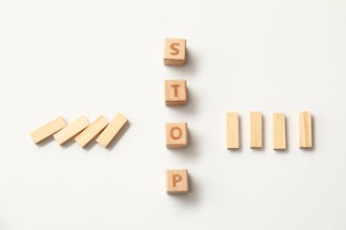 Tahta küplerin beyaz arka planda durması ve bloklar olması. Arabulucu kavramı