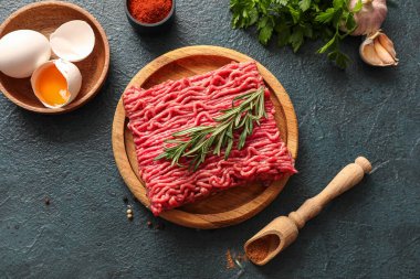 Taze et, biberiye, yumurta, maydanoz ve sarımsaklı yeşil grunge arkaplan.