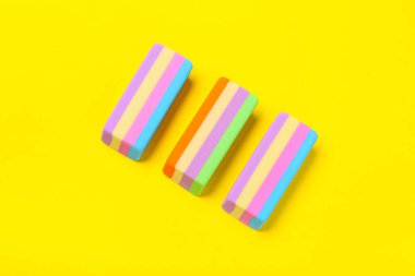 Sarı arkaplanda renkli silgi