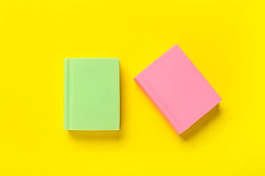 Sarı arkaplan üzerine kitap şeklinde renkli silgiler