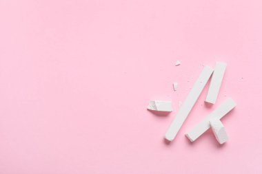 Pembe arkaplanda beyaz tebeşir parçaları