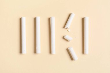 Bej arkaplanda beyaz tebeşir satırı