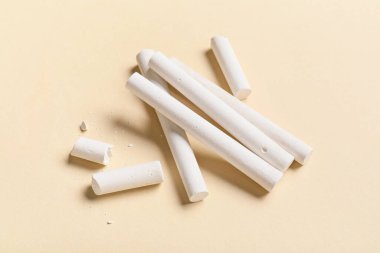 Bej arkaplanda birçok beyaz tebeşir