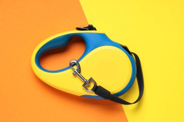 Renk arkaplanında kurşun olan geri çekilebilir köpek tasması