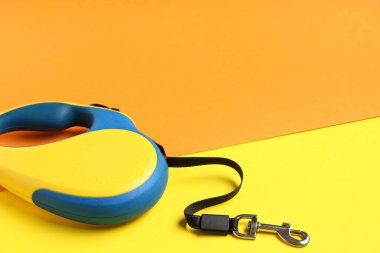 Renk arkaplanında kurşun olan geri çekilebilir köpek tasması