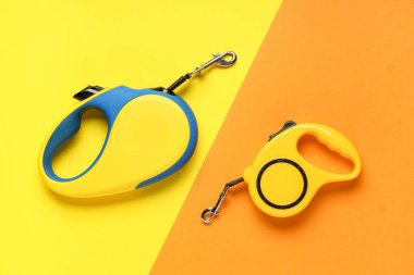 Renk arkaplanında farklı geri çekilebilir köpek tasmaları