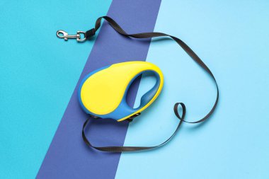 Renk arkaplanında kurşun olan geri çekilebilir köpek tasması