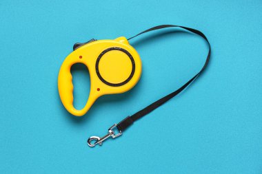 Sarı geri çekilebilir tasmalı mavi arka planda kurşun