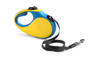 Beyaz arka planda kurşun ile geri çekilebilir köpek tasması