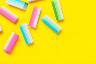 Sarı arkaplanda renkli silgi