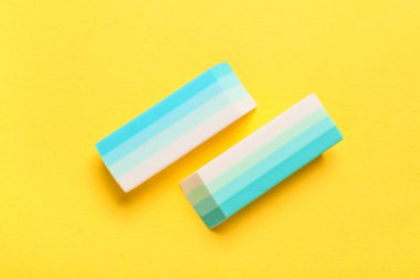 Sarı arkaplanda mavi lastik silgi