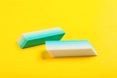 Sarı arkaplanda mavi lastik silgi