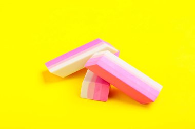 Sarı arkaplanda pembe silgi