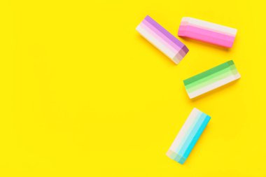 Sarı arkaplanda renkli silgi