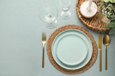 Gri masasında çiçekler ve bardaklar olan güzel bir düğün masası.