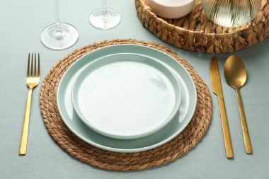 Gri masada güzel bir düğün masası.