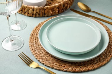 Gri masalı güzel bir düğün masası.