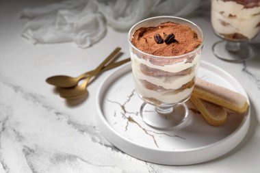 Tatlı tiramisu ve beyaz arka planda kurabiyeler.