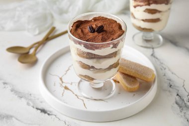 Tatlı tiramisu ve beyaz arka planda kurabiyeler.