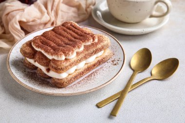 Beyaz arkaplanda tatlı tiramisu tabağı, yakın plan