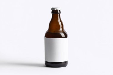 Gri arka planda bir şişe soğuk bira.