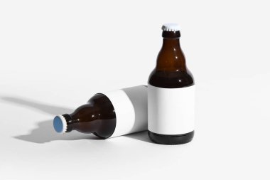 Gri arka planda soğuk bira şişeleri