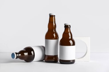 Gri arka planda soğuk bira şişeleriyle dekoratif podyum