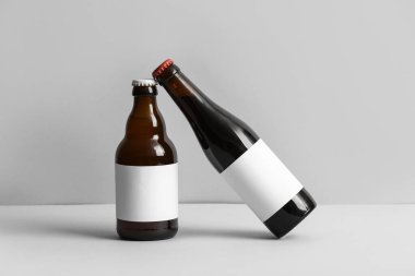 Gri arka planda soğuk bira şişeleri