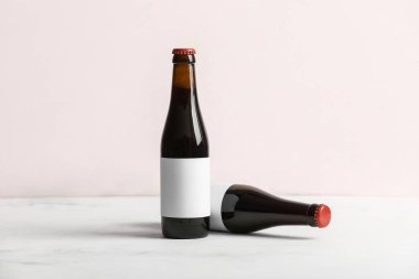 Beyaz arka plan üzerinde soğuk bira şişesi